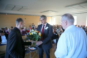 Dem neuen Vorsitzenden des Diözesanrats der Katholiken, Dr. Michael Wolf (Mitte),  gratulierten als erste Diözesanrats-Geschäftsführer Florian Liebler (links) und Wolfs Vorgänger Karl-Peter Büttner.