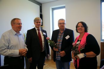 Den scheidenden Vorstandsmitgliedern Edeltraud Hann (Mömlingen) und Erhard Ledermann (Poppenlauer, 2. von rechts) dankten Karl-Peter Büttner (links) und Dr. Michael Wolf.