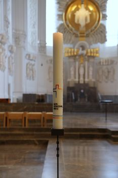 Die Kerze des Synodalen Wegs brennt seit dem ersten Adventssonntag, 1. Dezember, auch im Würzburger Kiliansdom.