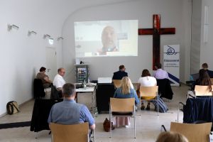 Ein Teil der 60 Teilnehmer vor Ort verfolgte die Sitzung via VIdeobildschirm in einen zweiten Saal des Burkardushauses.
