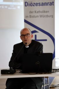 Bischof Dr. Franz Jung warb für Zustimmung zu der geographischen Umschreibung der geplanten 39 Pastoralen Räume im Bistum Würzburg. 
