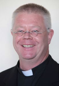 Pfarrer Artur Fröhlich.