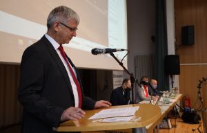 Diözesanratsvorsitzender Dr. Michael Wolf (links) begrüßte die Teilnehmer der als Hybridveranstaltung durchgeführten außerordentlichen Vollversammlung des Diözesanrats im Veranstaltungszentrum Heiligkreuz im Würzburger Stadtteil Zellerau.