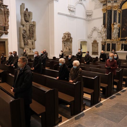 Bischof Dr. Franz Jung hat bei einem Pontifikalgottesdienst am 8. Dezember 2020 im Kiliansdom die Steuerungsgruppen in die 40 Pastoralen Räume des Bistums Würzburg ausgesandt. Als Symbol gab es jeweils eine brennende Kerze mit auf den Weg. 