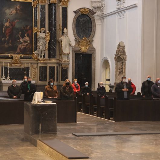 Bischof Dr. Franz Jung hat bei einem Pontifikalgottesdienst am 8. Dezember 2020 im Kiliansdom die Steuerungsgruppen in die 40 Pastoralen Räume des Bistums Würzburg ausgesandt. Als Symbol gab es jeweils eine brennende Kerze mit auf den Weg. 