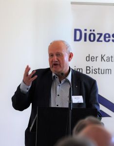 Domkapitular  Albin Krämer stellte den aktuellen Stand bei den strategischen Zielen vor.