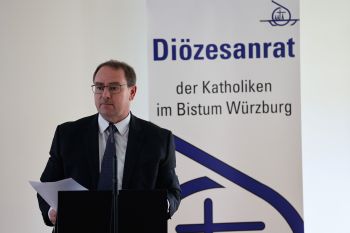 Ordinariatsrat Sven Kunkel, Leiter der Hauptabteilung Finanzen und Immobilien, erklärte, er sehe die Finanzen des Bistums Würzburg auf einem guten Kurs. 