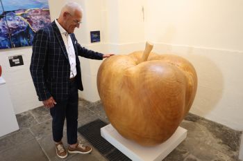 Ob der schieren Größe des Apfels aus Pappelholz staunte Bad Neustadts langjähriger Bürgermeister Bruno Altrichter.