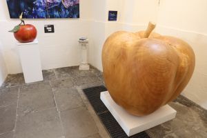 Gleich zwei Objekte zum Thema Apfel trug Herbert Holzheimer aus Langenleiten zur Ausstellung in der Pfarrkirche Mariä Himmelfahrt bei.