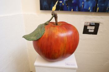 Lädt zum Verweilen und Staunen ein: der aus Lindenholz geschnitzte und farbig lasierte Apfel des Künstlers Herbert Holzheimer.