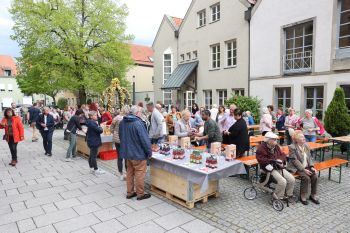 Mit einem Fest auf dem Kirchplatz und im Pfarrgarten von Mariä Himmelfahrt hat die Pfarreiengemeinschaft Bad Neustadt am Freitag, 5. Mai, den Startschuss zum "Jahr des Apfels" gegeben. Rund 200 Menschen nahmen an der Veranstaltung teil.