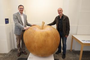 Einen ganz besonderen Apfel schuf Holzbildhauer Herbert Holzheimer (rechts) aus Pappelholz. Links Dekan Dr. Andreas Krefft.