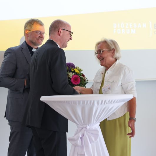 Bischof Dr. Franz Jung (Mitte) dankte mit Generalvikar Dr. Jürgen Vorndran Monika Albert für die gute Arbeit in den vergangenen Jahren.