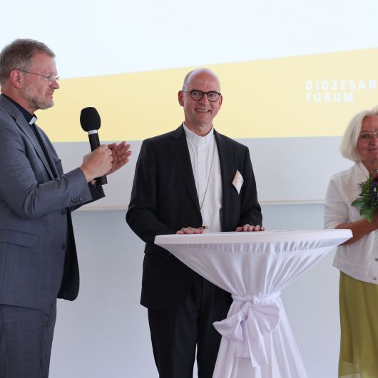 Dank gab es von Generalvikar Dr. Jürgen Vorndran (links) und Bischof Dr. Franz Jung für das Engagement von Monika Albert. 